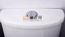 馬桶上有兩個(gè)沖水按鈕，大部分人都按錯(cuò)了！趕緊看看~