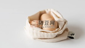 煮雞蛋時(shí)，不要用清水煮，多加兩種料，蛋殼一剝就掉，嫩滑又好吃！