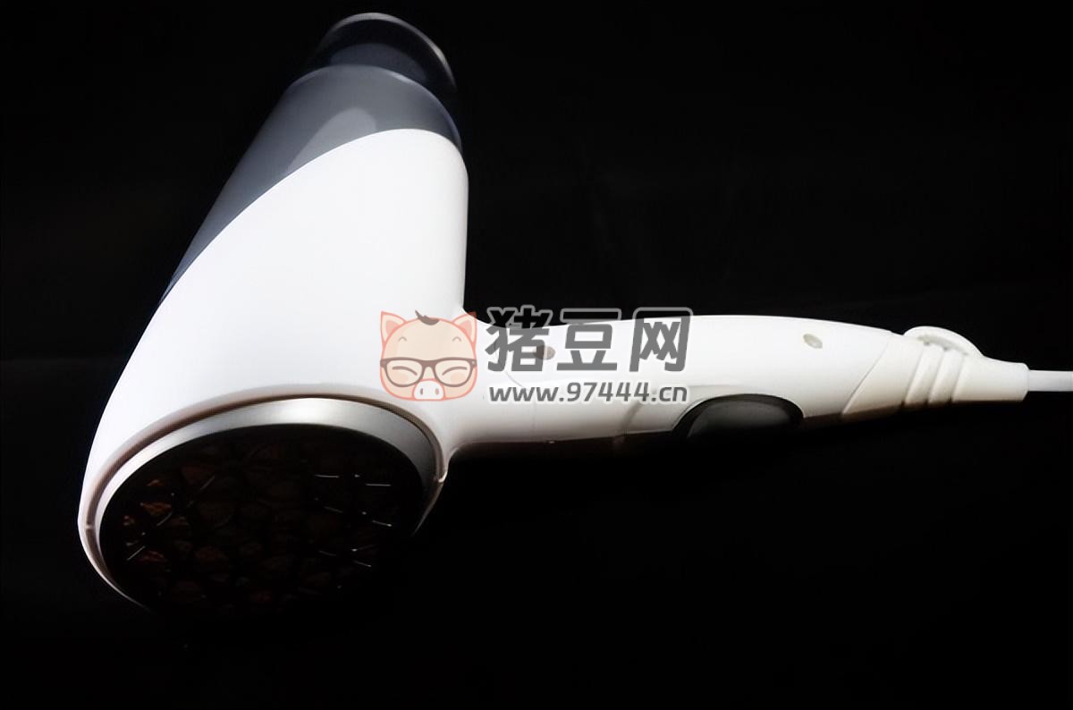 電腦維修誤區(qū)，不可以用吹風(fēng)機(jī)吹電腦主板